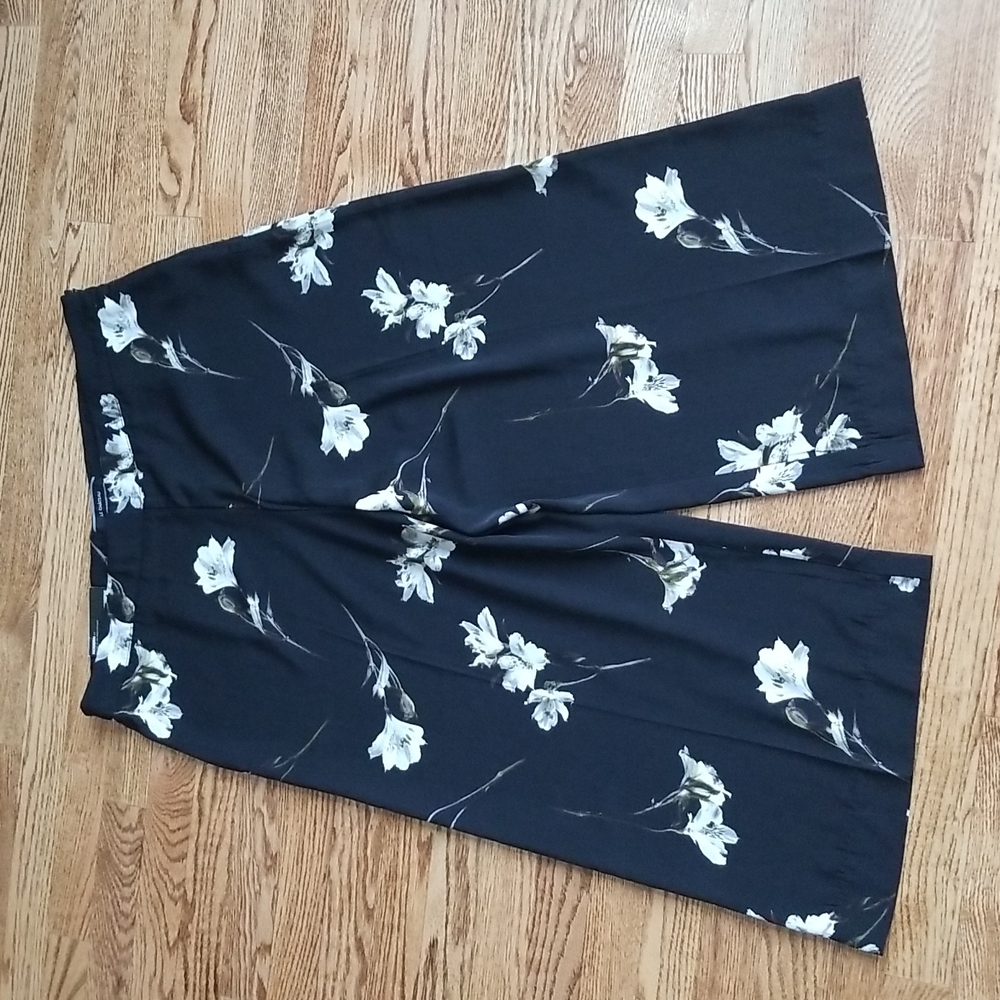 (16) NWT Le Château Wide Leg Modern Fit Cropped Pants Floral Print